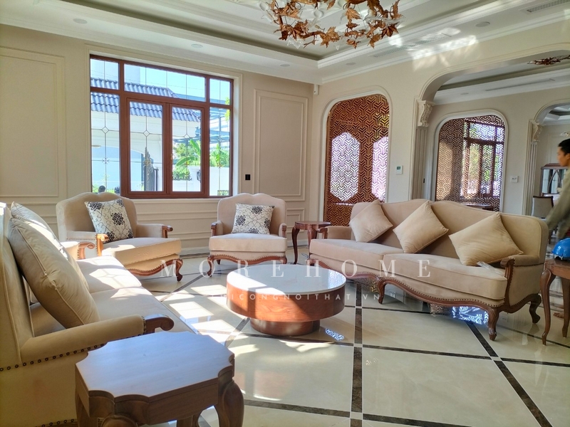 Thi công bộ sofa khung gỗ óc chó bọc nỉ màu be tân cổ điển kiểu dáng sang trọng, cao cấp tôn lên vẻ đẹp cho toàn bộ không gian phòng khách.