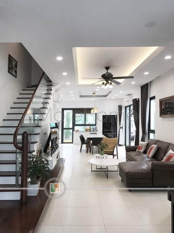 Không gian nội thất gỗ tự nhiên được sáng tạo trong căn biệt thự hiện đại ở Hà Nội.