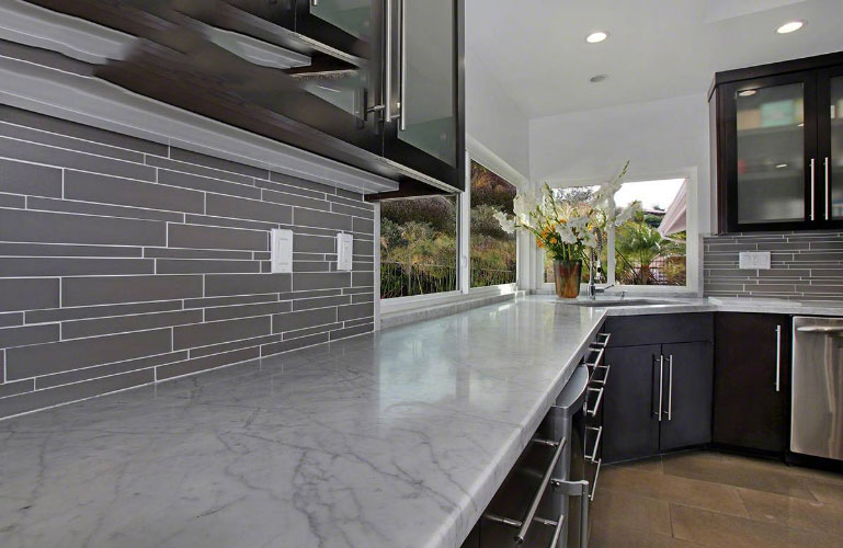 Thiết kế nội thất phòng bếp sang trọng với đá ốp mặt bếp đẹp Thiết kế nội thất phòng bếp sang trọng với đá ốp mặt bếp đẹp